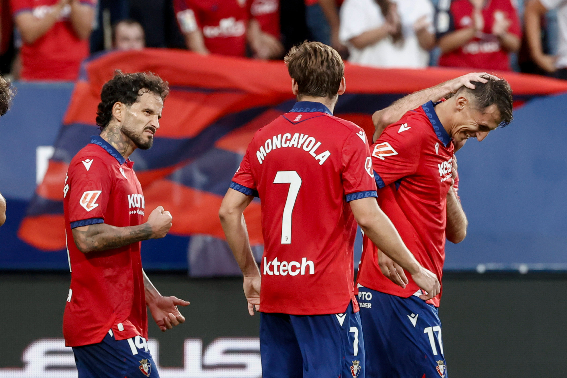 Futbolistas de Osasuna celebrando el gol de Budimir EFE