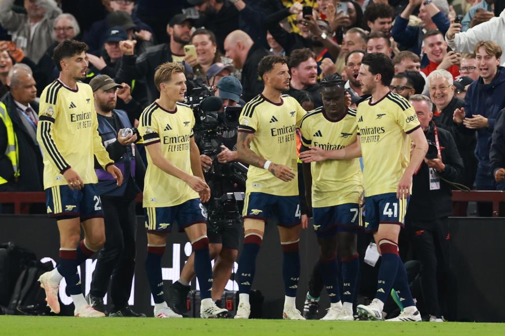 Los jugadores del Arsenal celebran el gol ante el Aston Villa AP Photo/Morgan Harlow