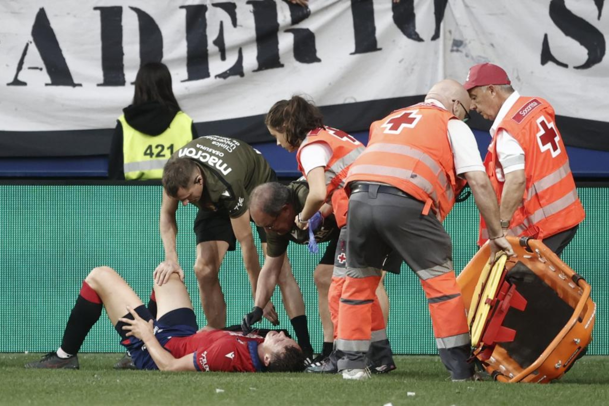 Jorge Herrando es atendido por los servicios médicos antes de salir en camilla del terreno de juego. EFE