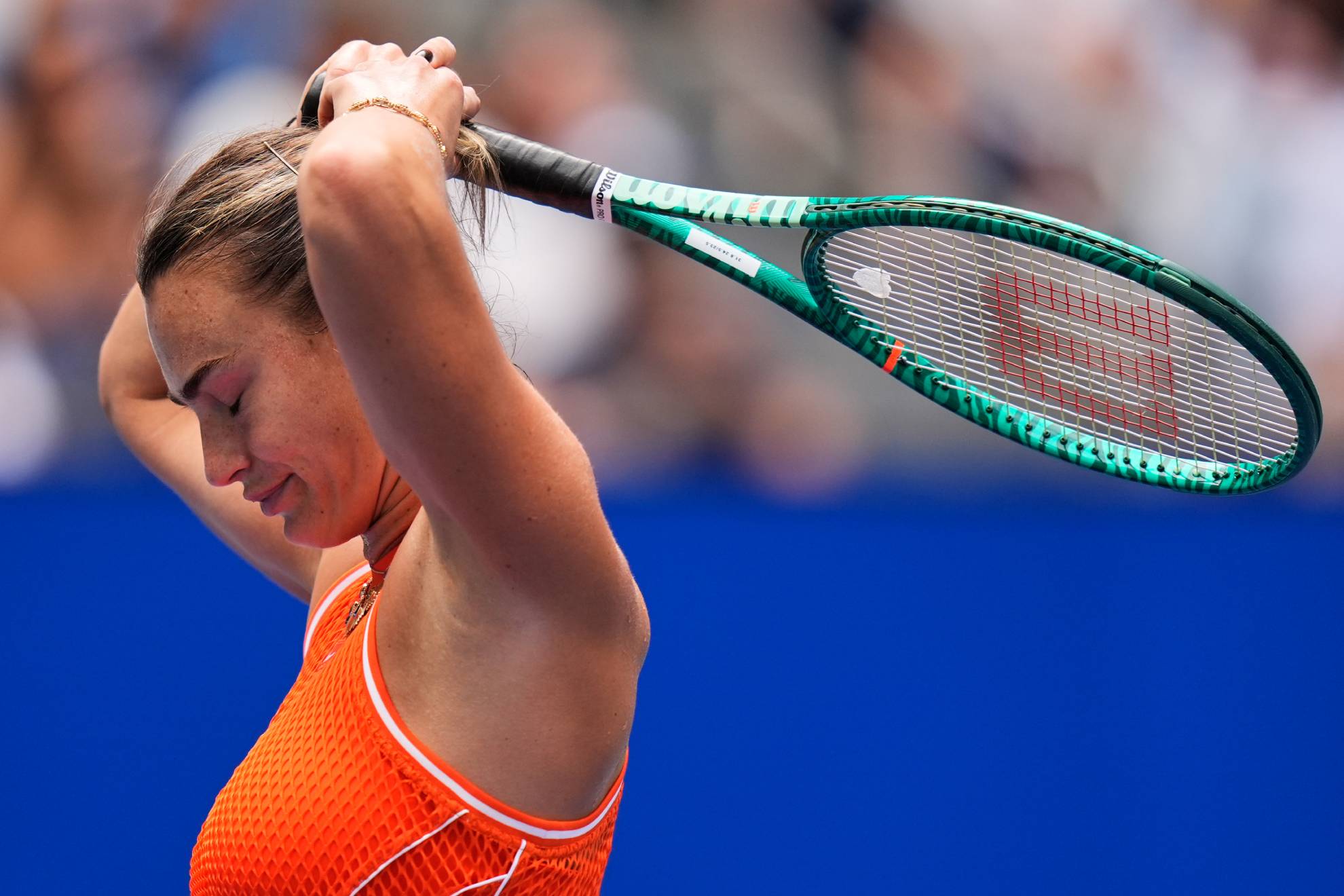 Aryna Sabalenka, y un collar para dominar el US Open: juega con joyas de 344.000 euros Aryna Sabalenka saltó a la pista del US Open luciendo unas espectaculares joyas (conjunto de collar, pulsera y pendientes de la joyería Material Good) de más de 127 quilates, valoradas en más de 344.000 euros. AP Photo/Seth Wenig Actualizado: 01/09/2026 08:39 horas