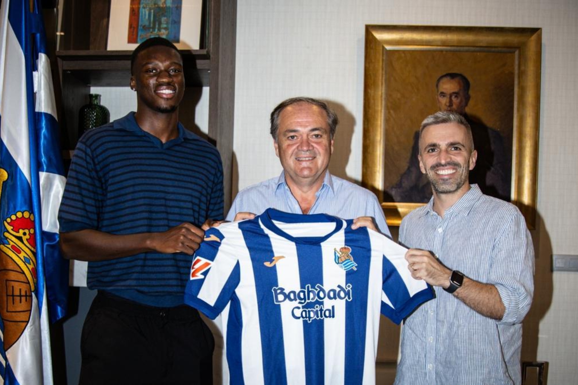 Jokin Aperribay posa entre Mamadou Sarr y Erik Bretos, como si él fuese el fichaje. REAL SOCIEDAD
