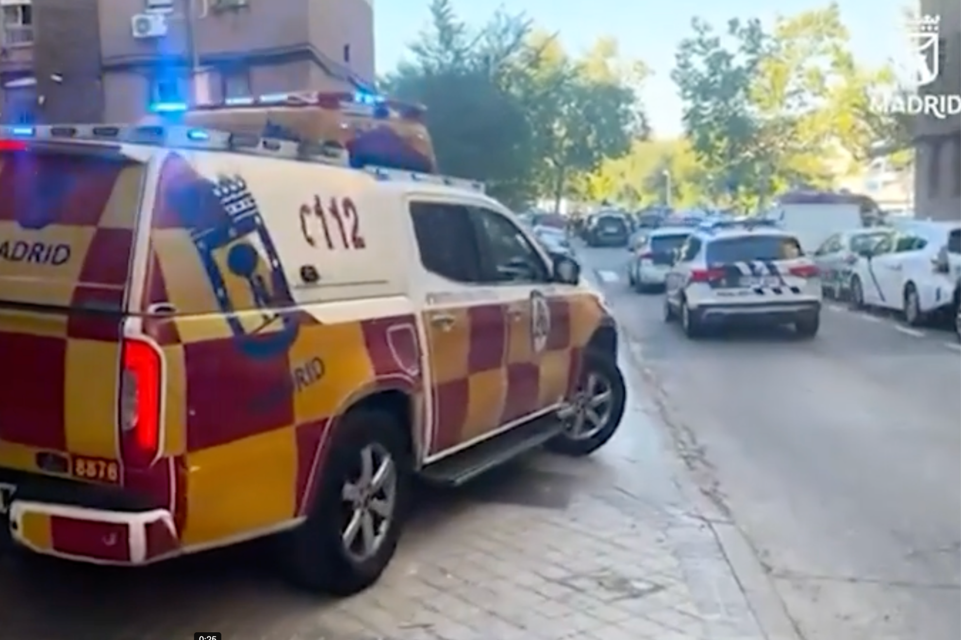 Momento en el que el SAMUR de Madrid traslada la victima al hospital Redes sociales
