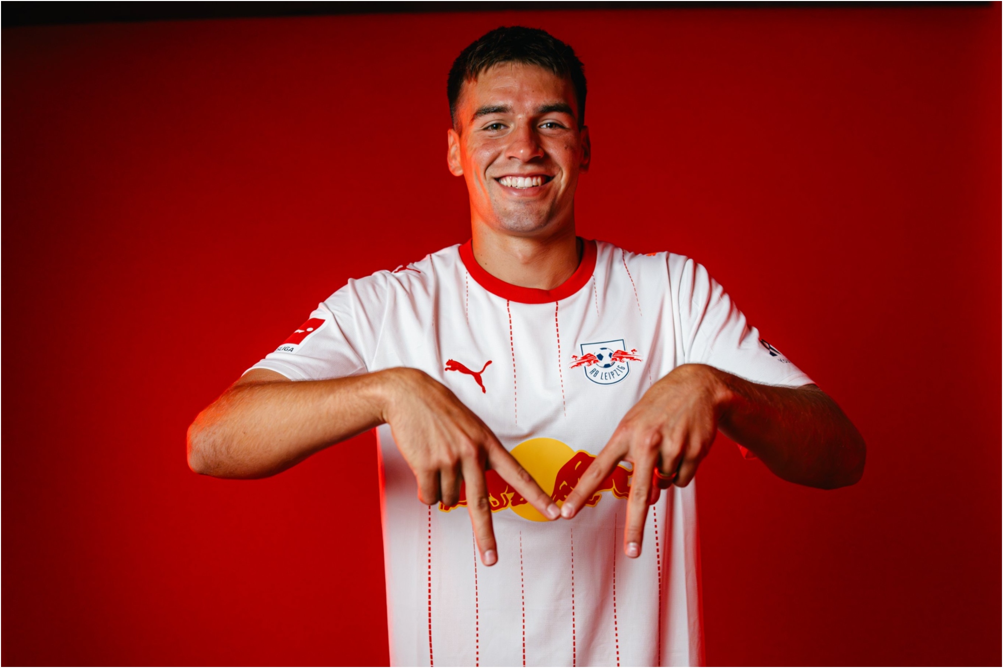 Marc Guiu posando con la camiseta del Leipzig.