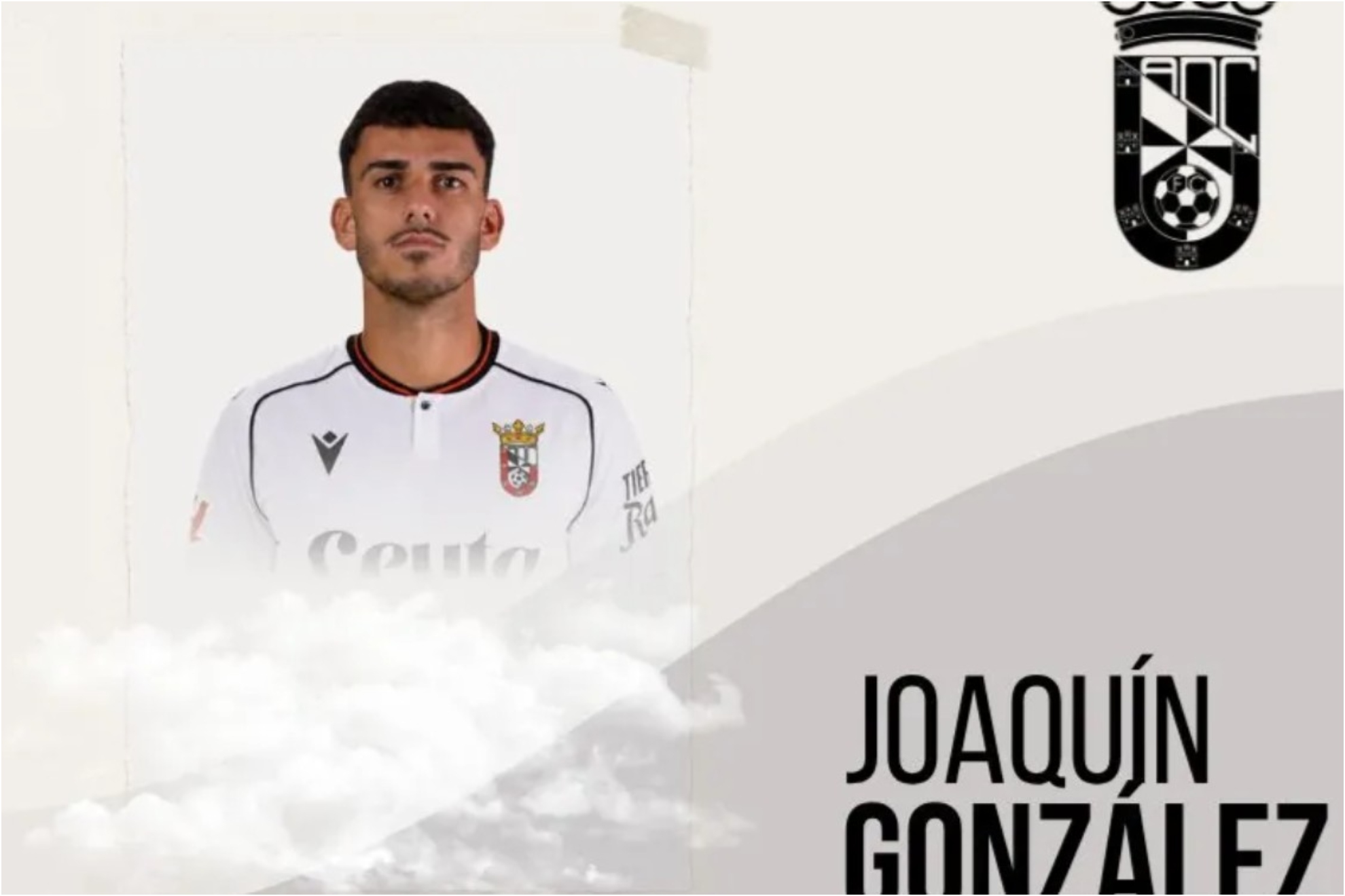 Joaquín González posando con la camiseta del Ceuta.