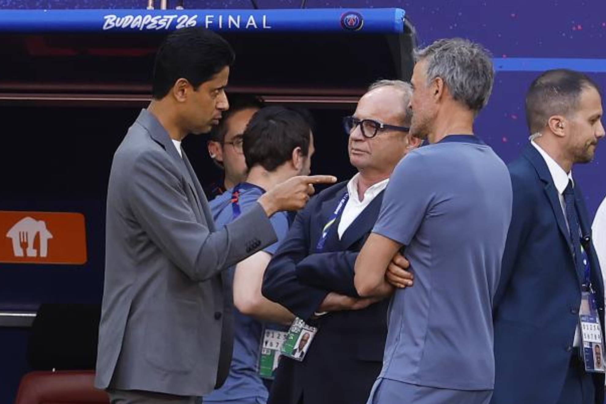 Al Khelaifi, Luis Campos y Luis Enrique, en la previa de la final de la Champions ante el Arsenal. CHEMA REY