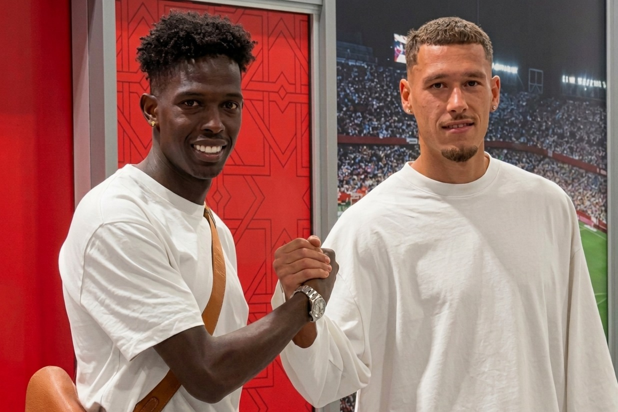 Felix Correia y Lucas Stassin, en el aeropuerto MARCA