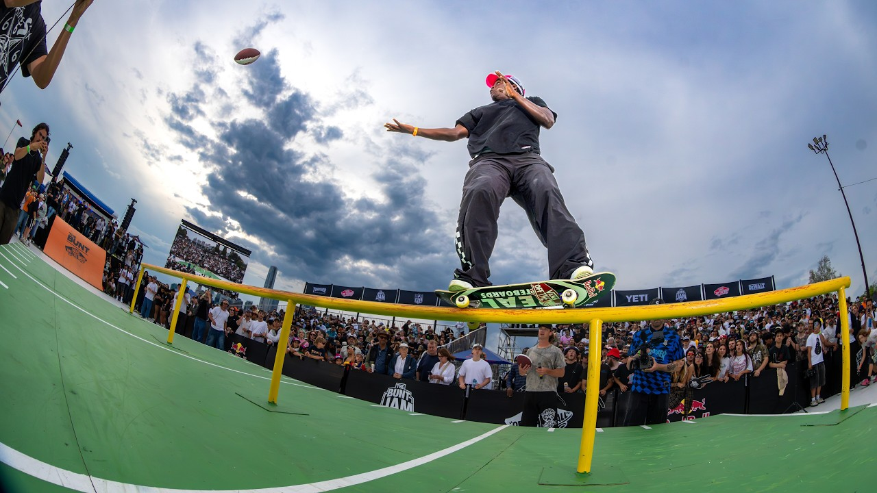 Zion Wright atrapando el balón en el rail de The Bunt Jam 2026. Thrasher