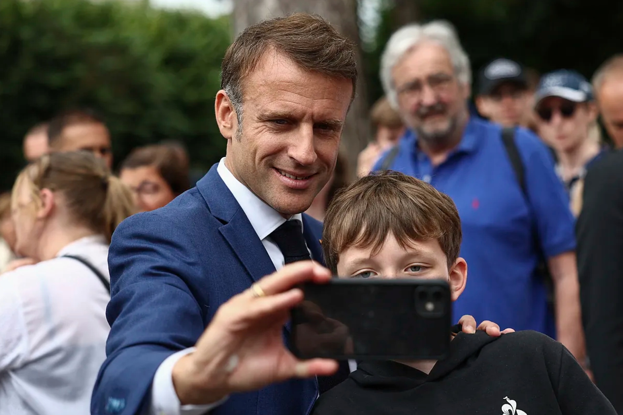Macron prohíbe el móvil en los institutos y revela que también se lo veta a sus ministros EFE
