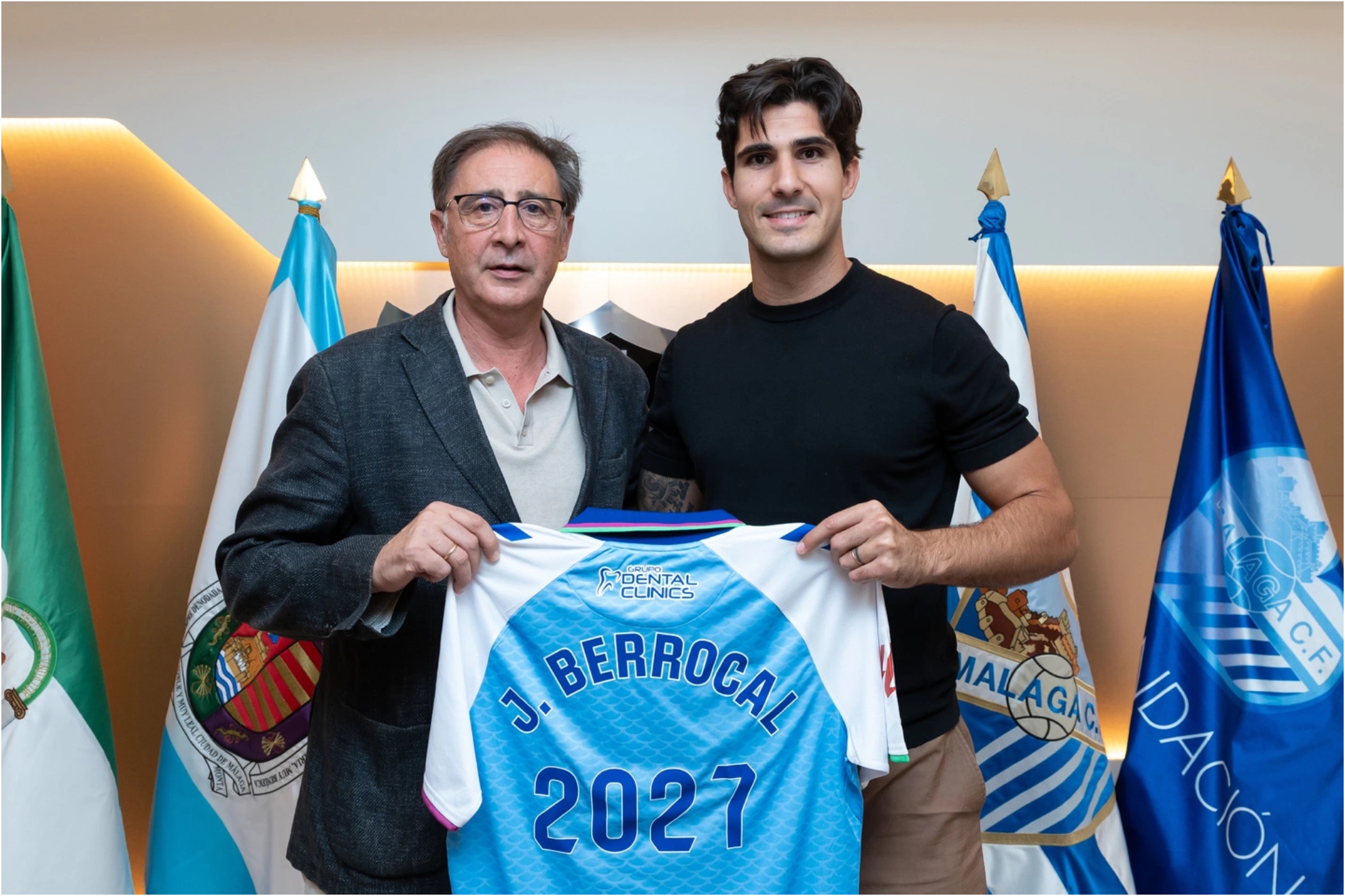 Juan Berrocal y Loren posan con la elástica del Málaga.
