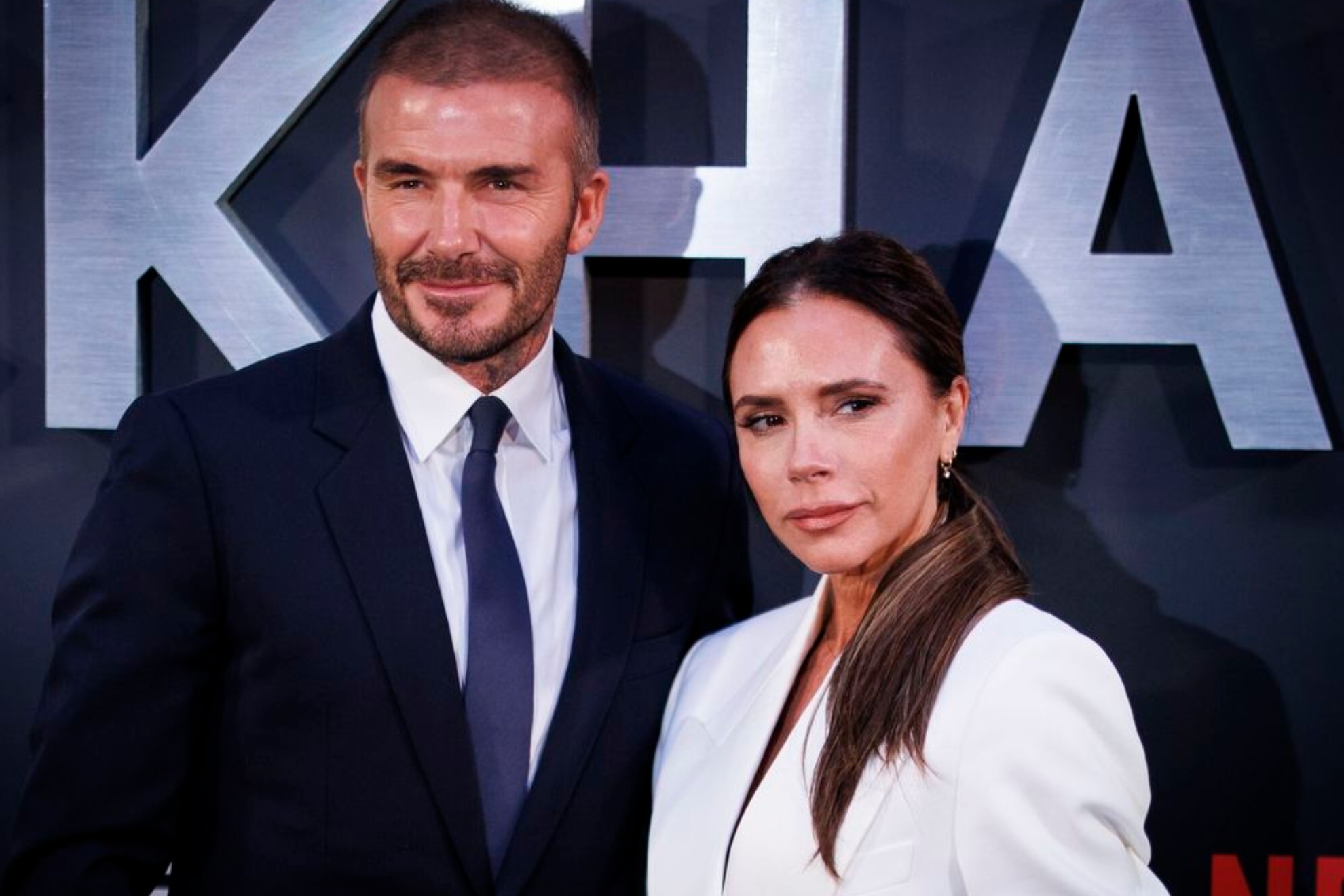 David y Victoria Beckham revolucionan las redes al hallar una hortaliza con una extraña forma en su huerto EFE