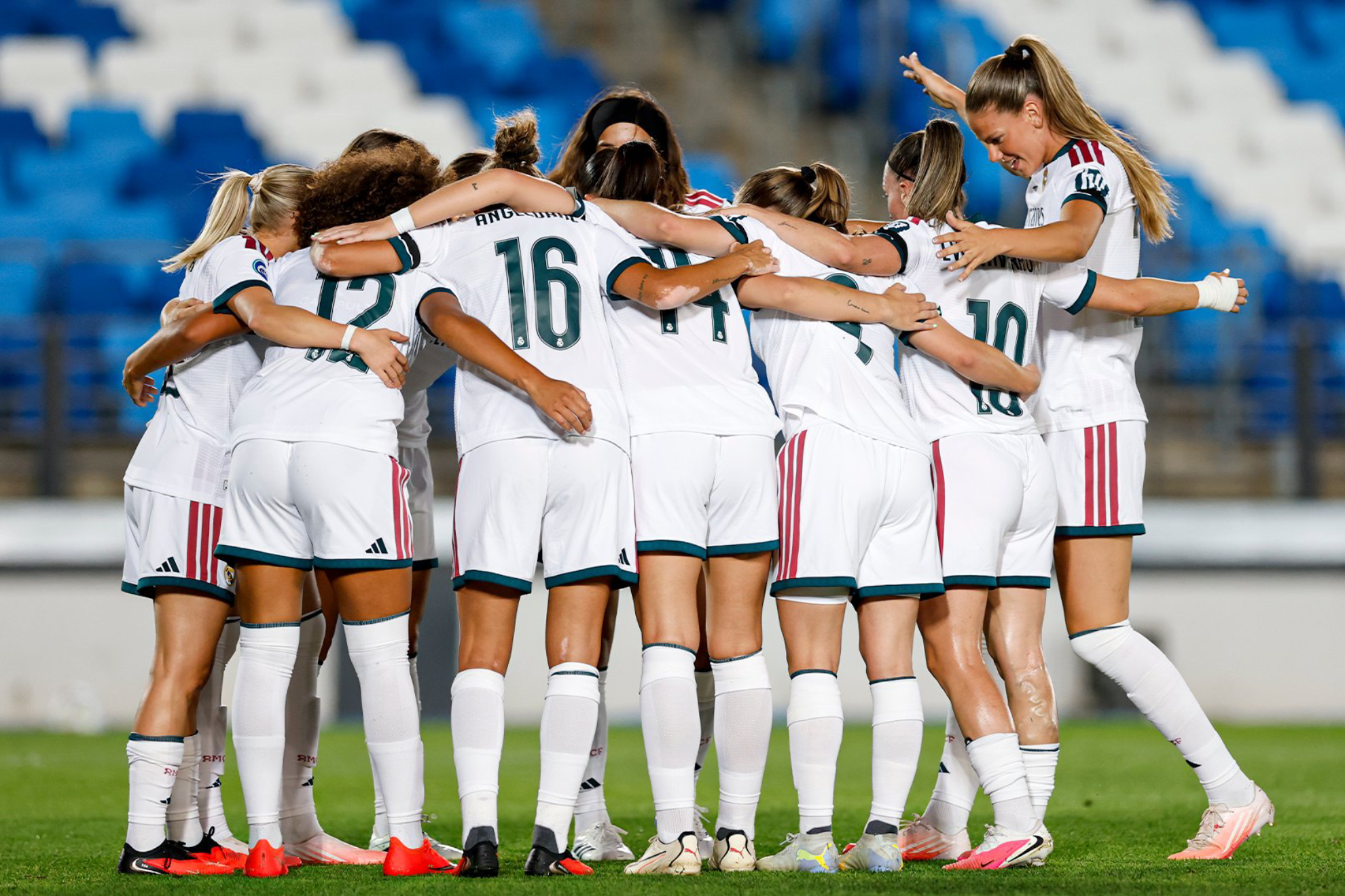 Las jugadoras del Real Madrid celebran un gol en el Di Stéfano Real Madrid