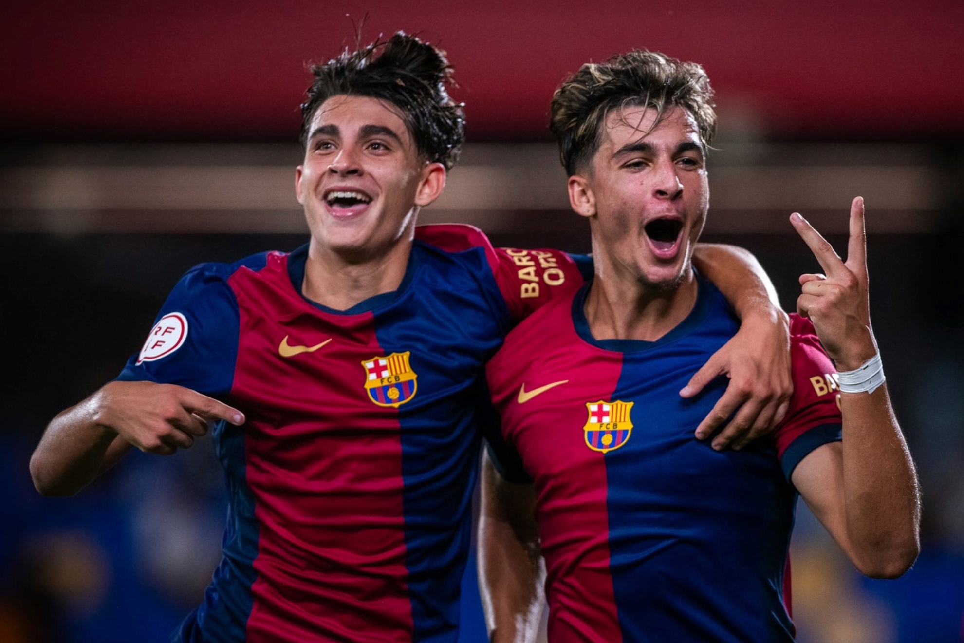 Toni y Guille Fernández celebran un gol con el filial. FCB