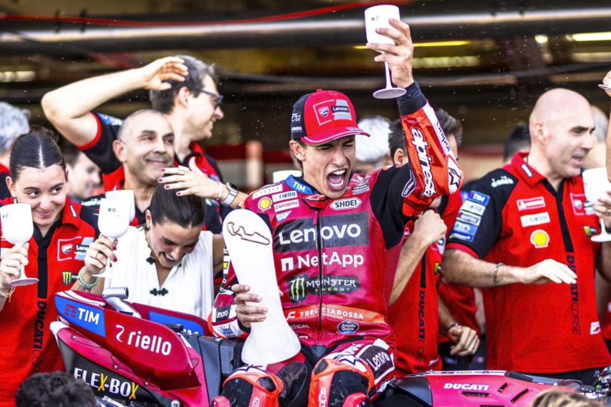 Marc Márquez celebra con su Ducati su pleno en Aragón. DUCATI