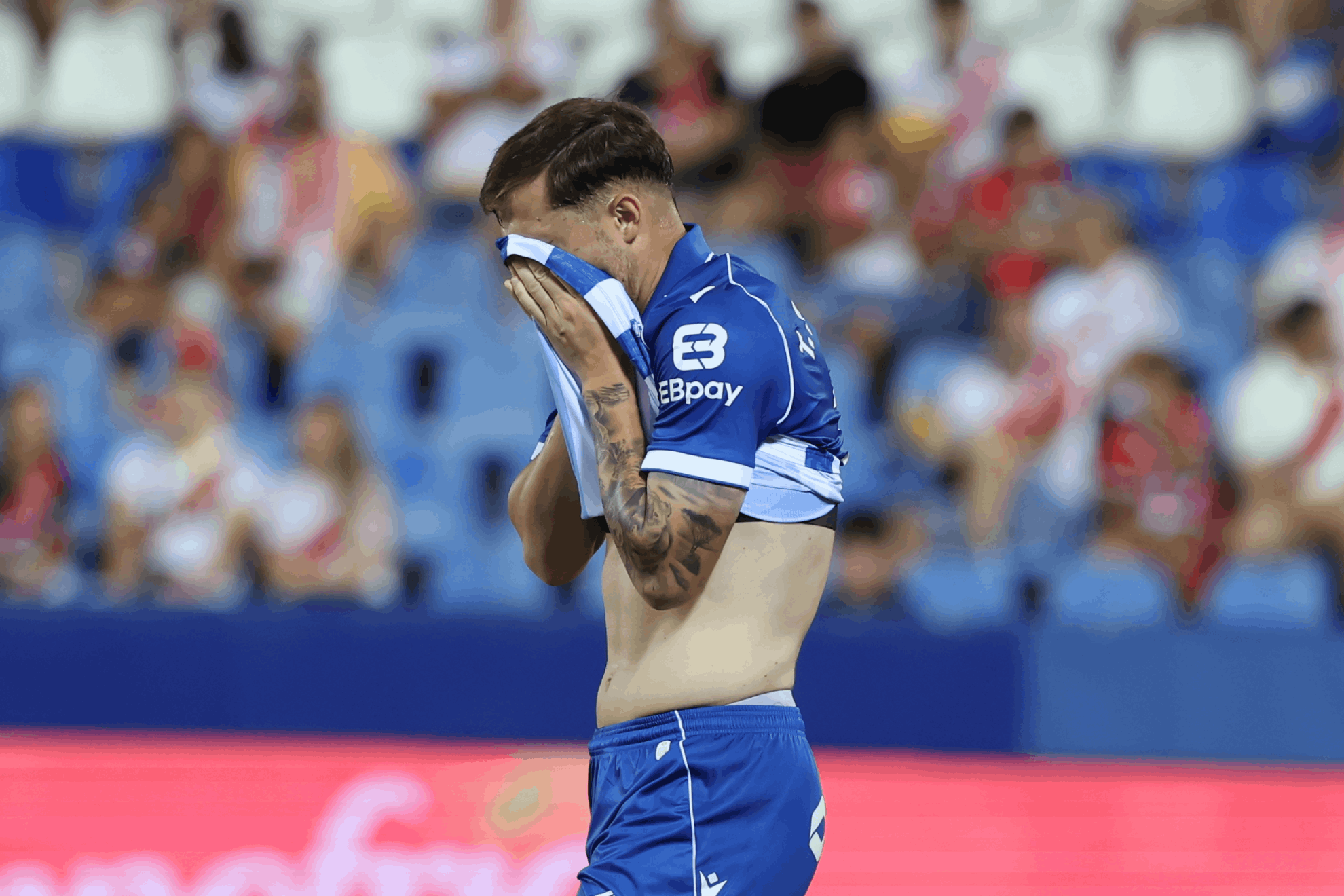 El delantero del Alavés Toni Martínez lamenta una ocasión fallida EFE