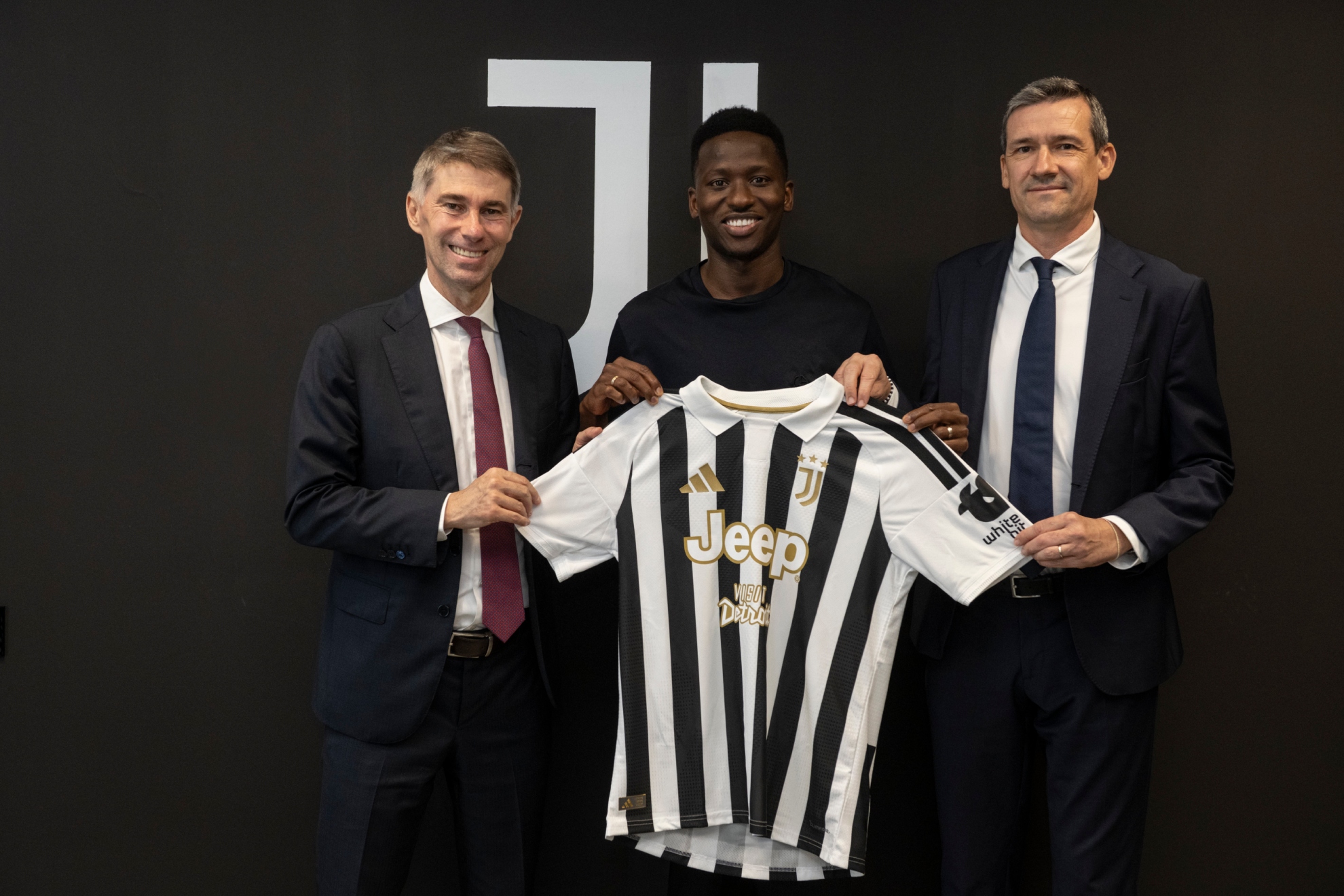 Pape Matar Sarr posa con la camiseta de la 'Vecchia Signora'. JUVENTUS FC