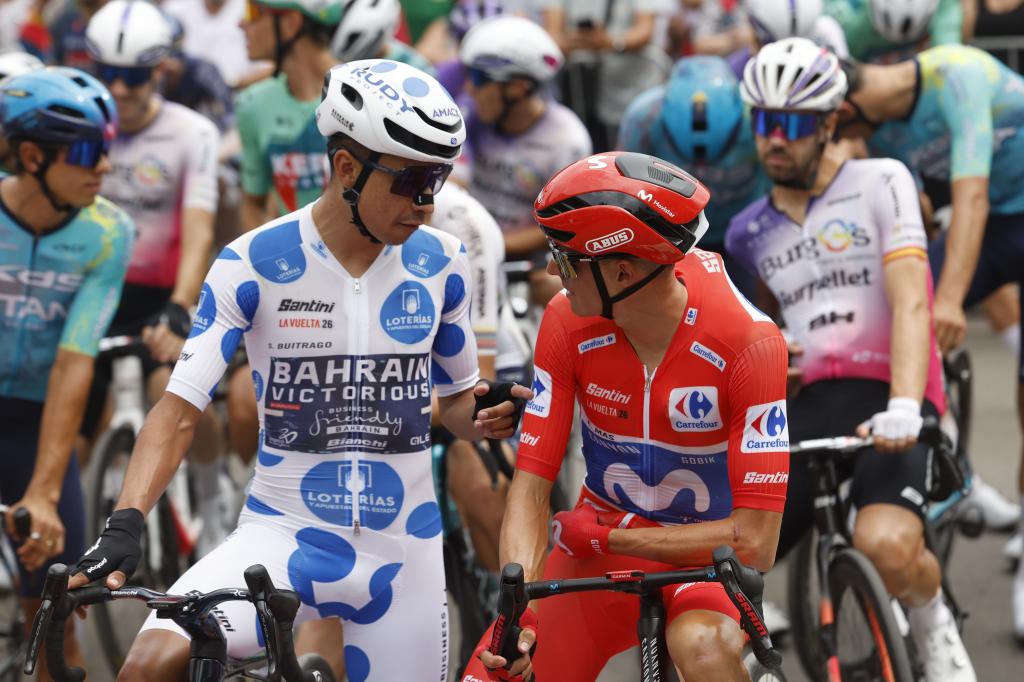 El ciclista Enric Mas (d) conversa con el colombiano Santiago Buitrago (i) antes del comienzo de la décima etapa de la Vuelta a España.