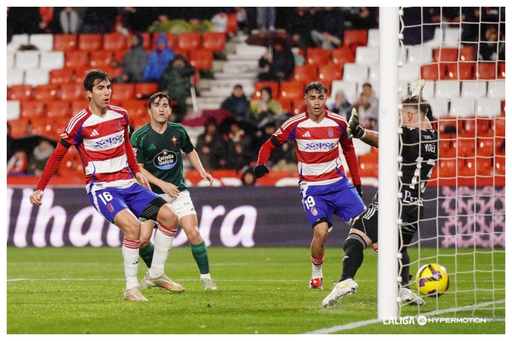 Manu Lama, a la izquierda, durante un partido con el Granada LALIGA