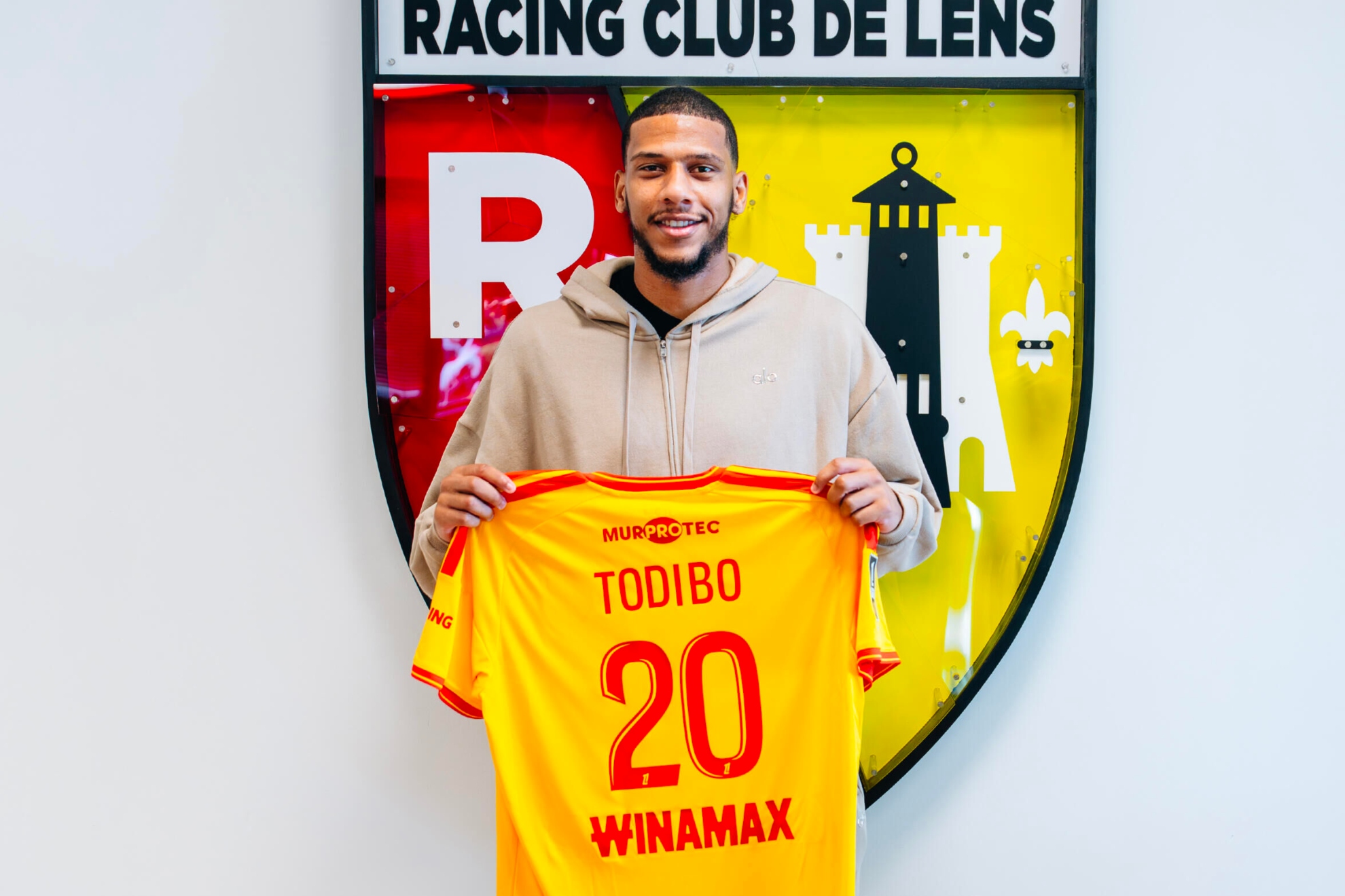 Jean-Clair Todibo, con su nueva camiseta. RC LENS