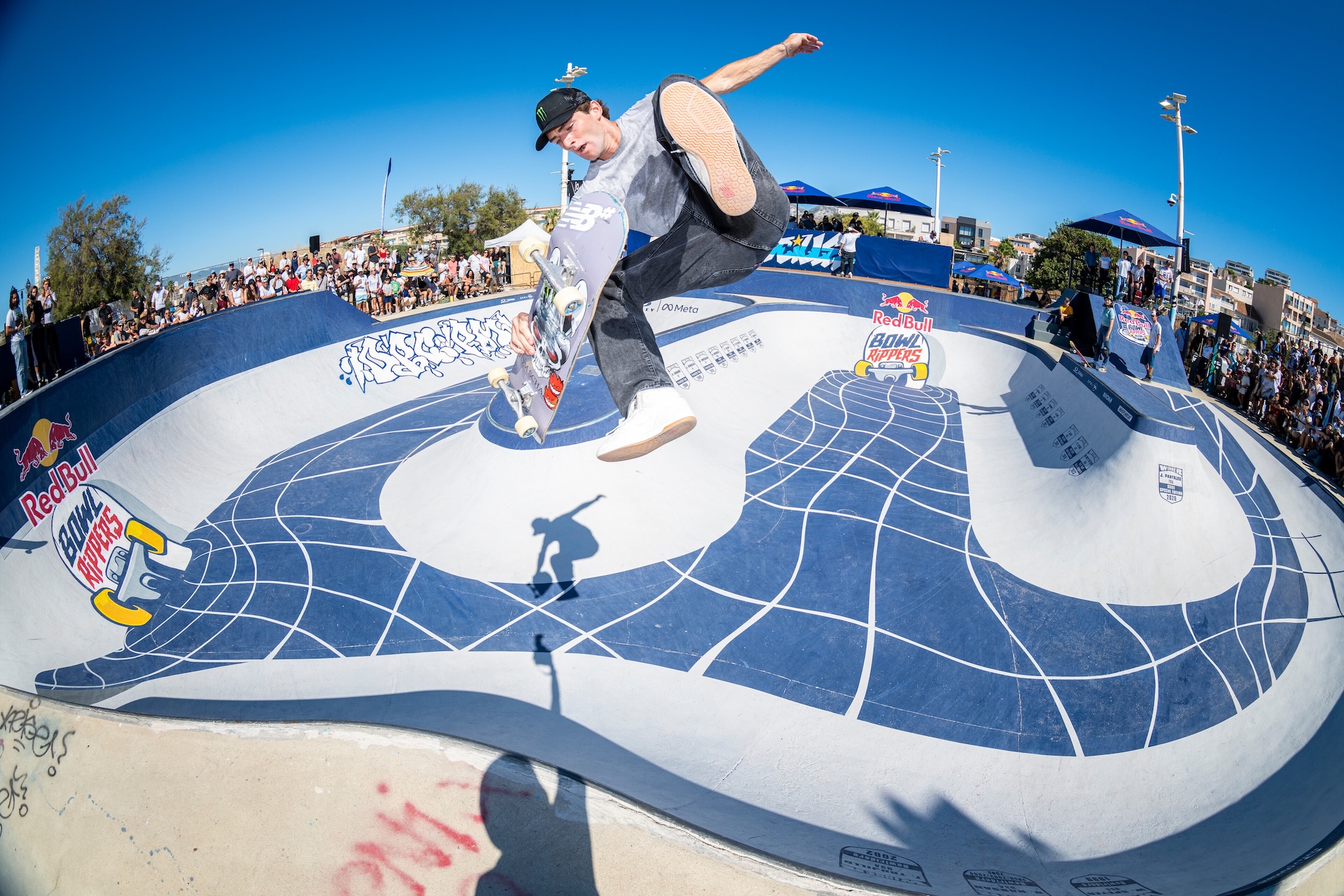 El skater estadounidense, Tom Schaar, desplegando trucos y aéreos de altísimo nivel en el Red Bull Bowl Rippers 2026, Marsella (Francia). Pierre-Antoine Lalaude / Red Bull Content Pool