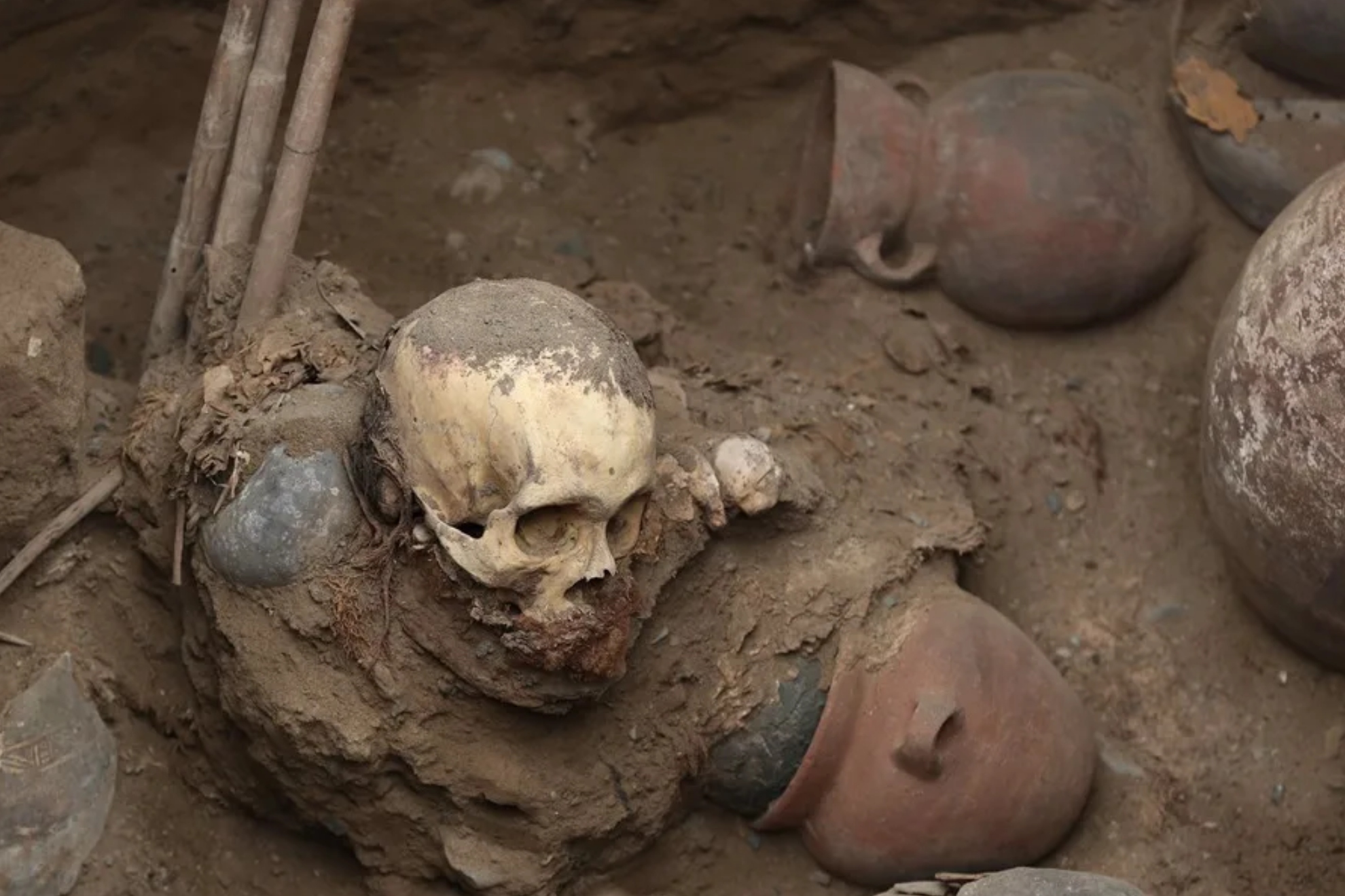 Hallan esqueleto de 1.400 años en un canal ceremonial EFE