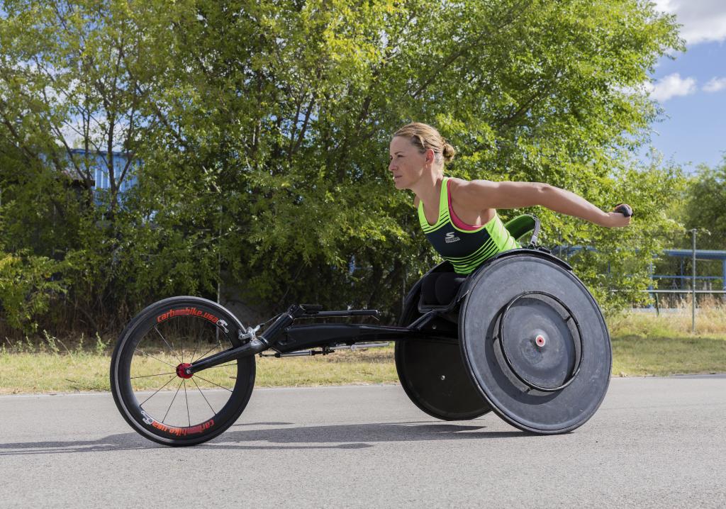 Eva Moral, triatleta y ciclista paralímpica, entrenando.