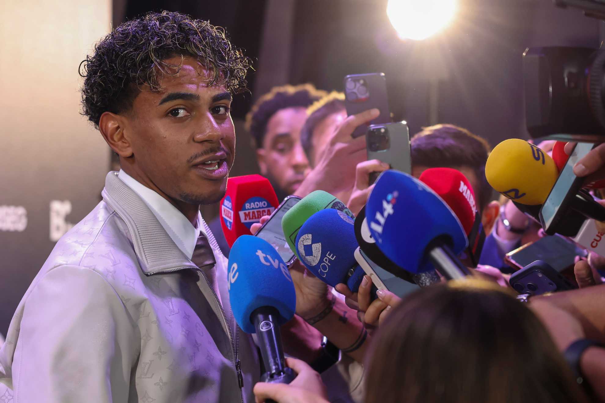 Lamine Yamal atiende a los medios de comunicación en la Gala AFE.