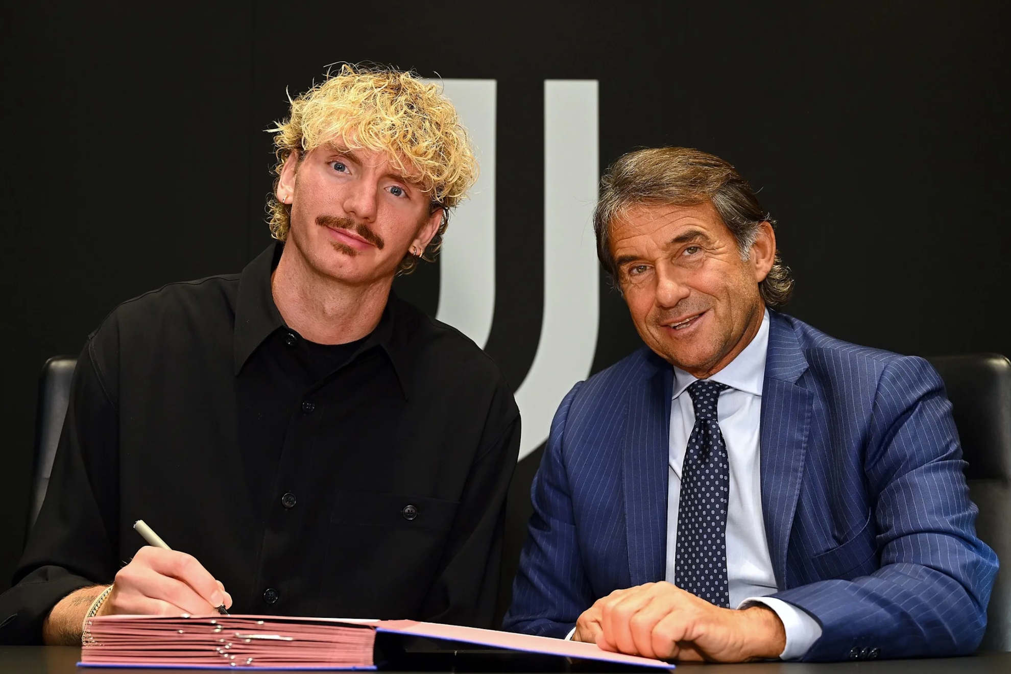 Nick Woltemade, firmando su contrato JUVENTUS FC