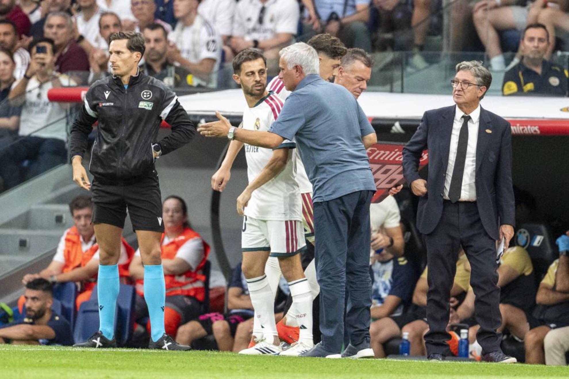 Mourunho da instrucciones a Bernardo Silva en un partido del Madrid. Pablo Moreno