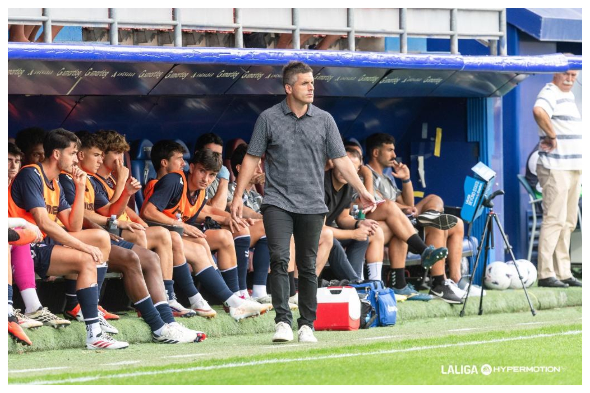 Jokin Aranbarri da instrucciones en la banda de Ipurua LALIGA