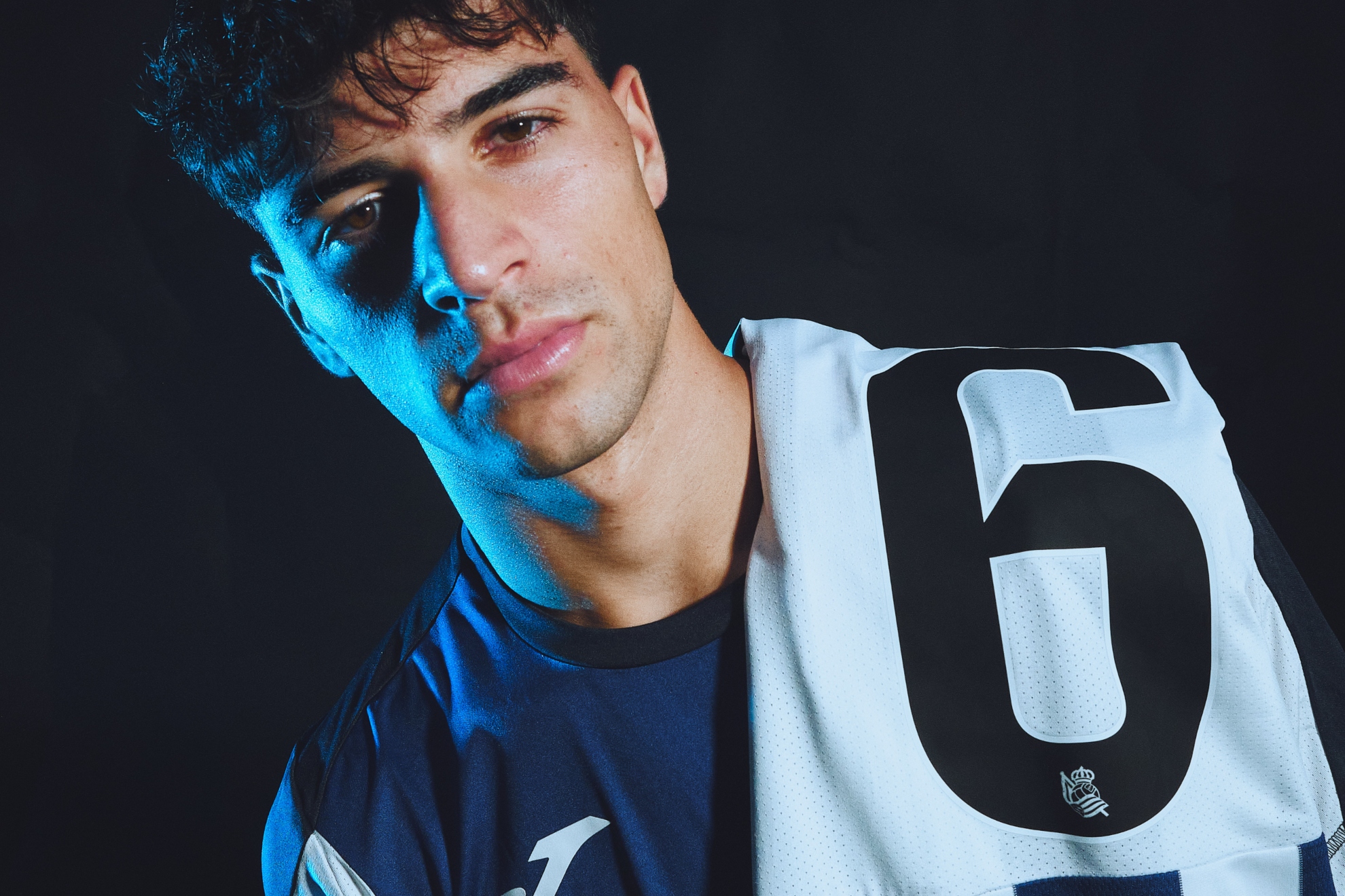 Jon Martín posa con su nueva camiseta de la Real con el número 6. REAL SOCIEDAD