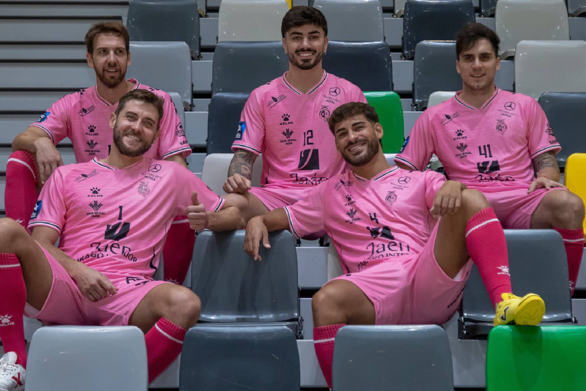 Alan Brandi, Luque, Mati Rosa, Espíndola y Esteban posan con la nueva equipación JAÉN PARAÍSO INTERIOR