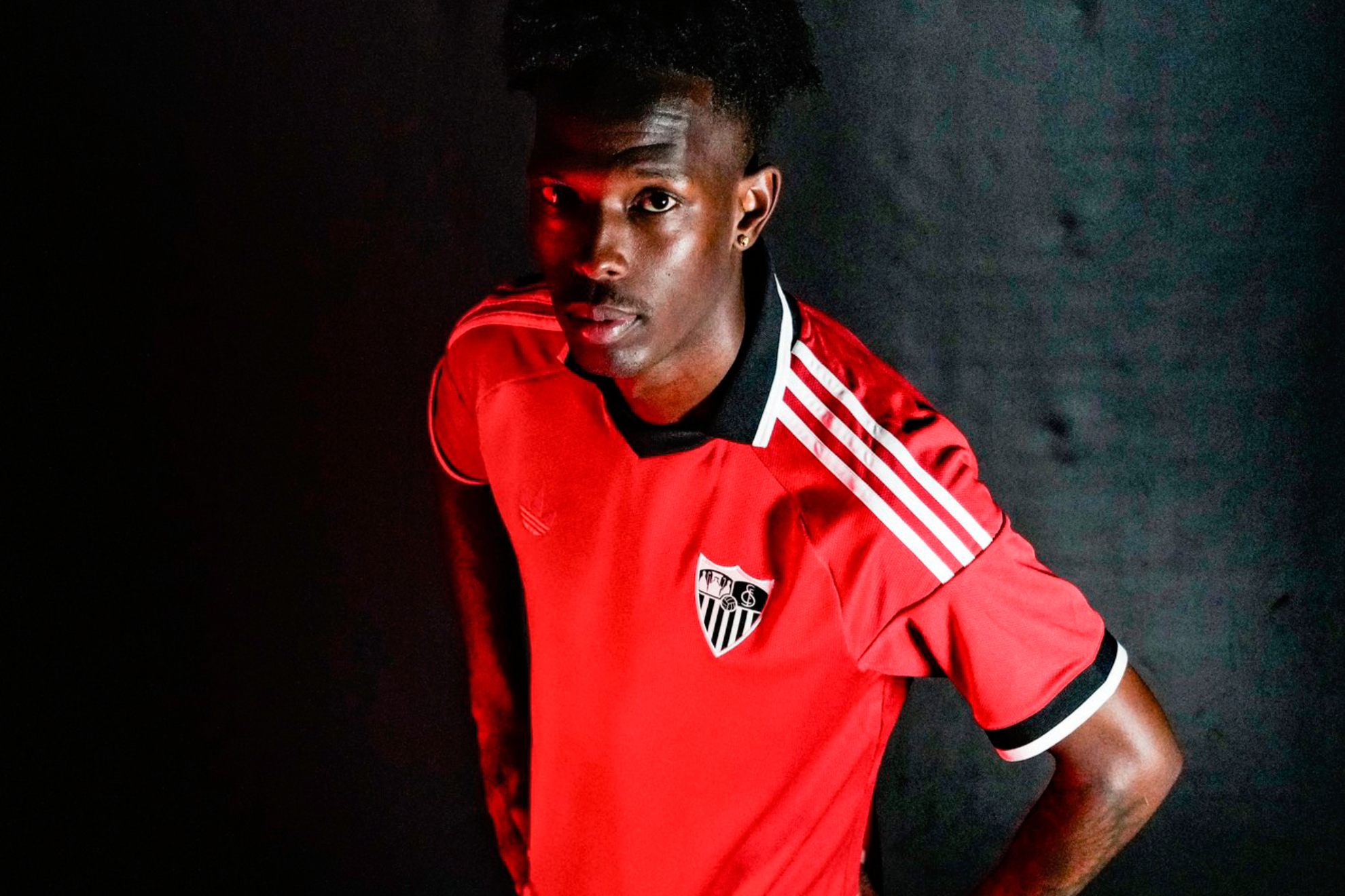 Félix Correia posa con la segunda equipación del Sevilla para el presente curso. SEVILLA FC