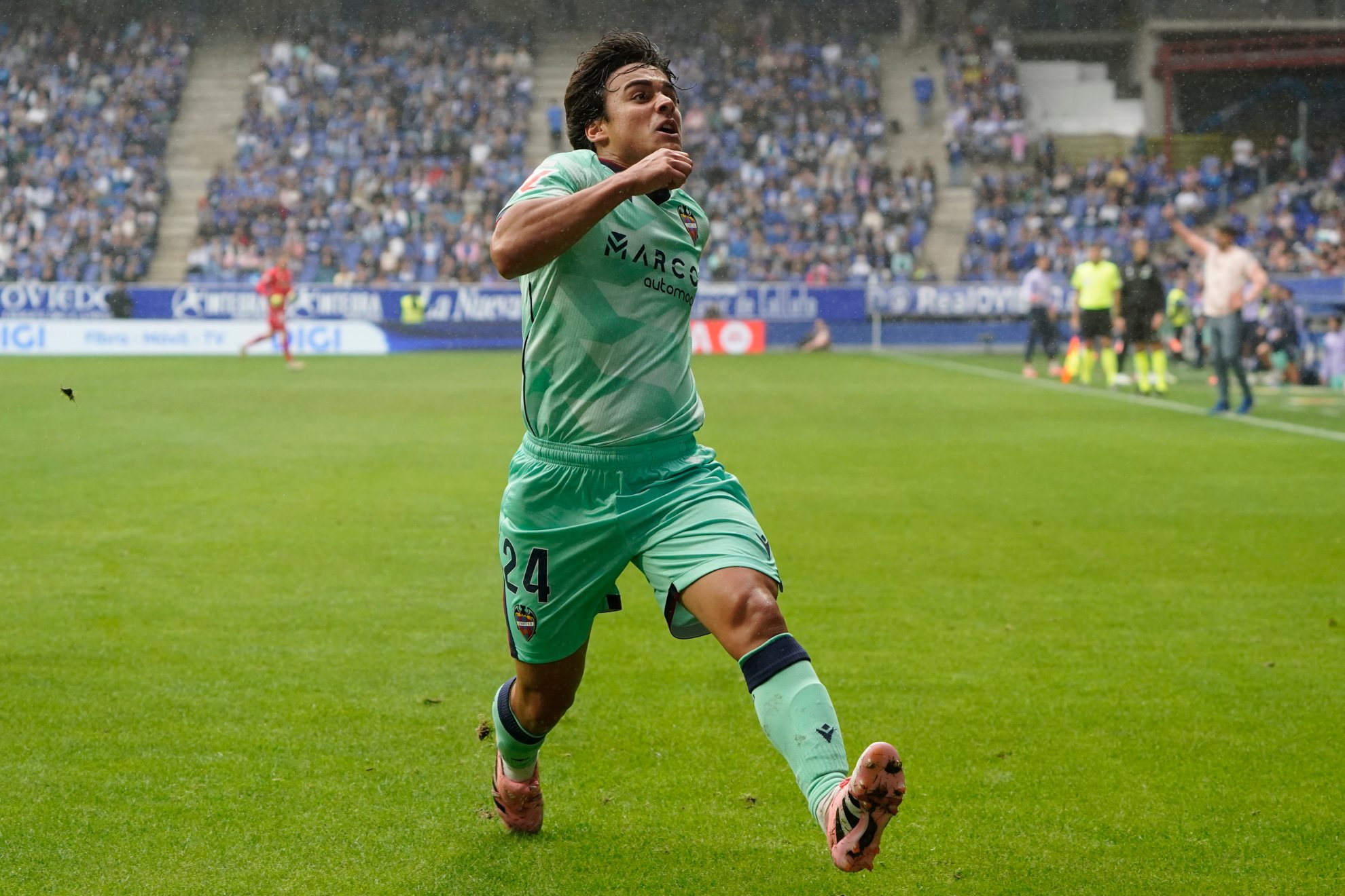 Carlos Álvarez celebra un gol ante el Oviedo.