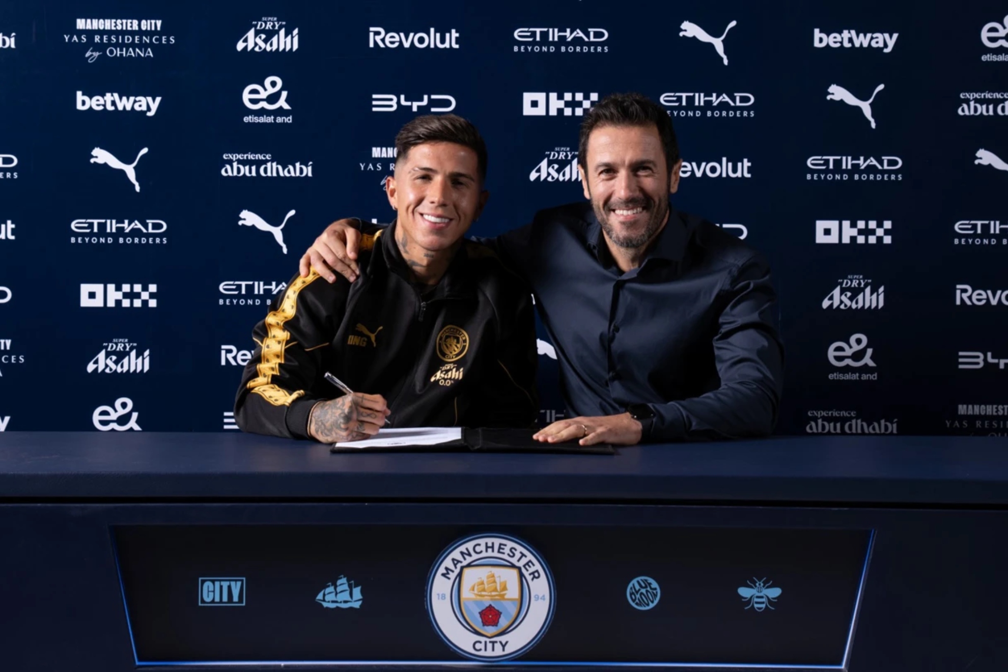 Enzo Fernández, firmando su contrato. MANCHESTER CITY / X
