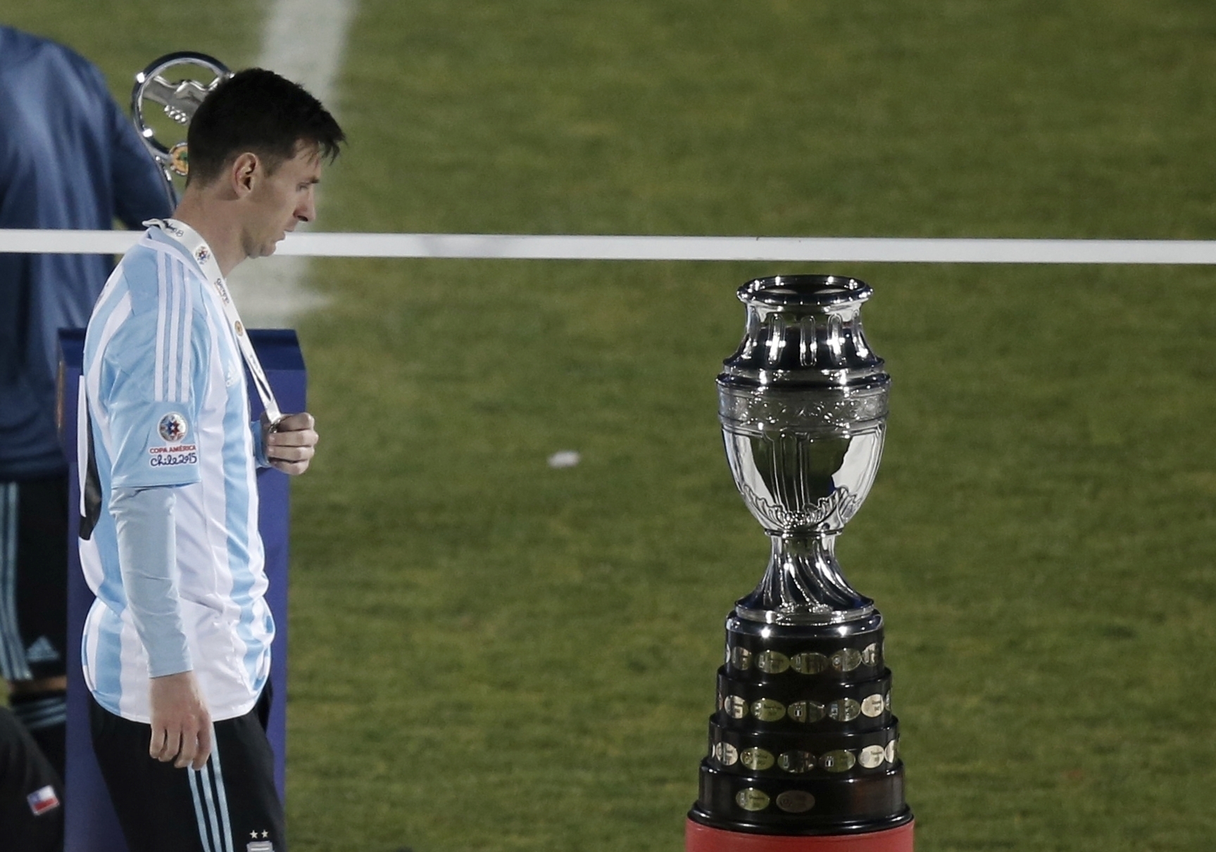 Claudio Bravo descubre el momento más triste en la carrera de Messi: "Me lo encontré solo" Silvia Izquierdo