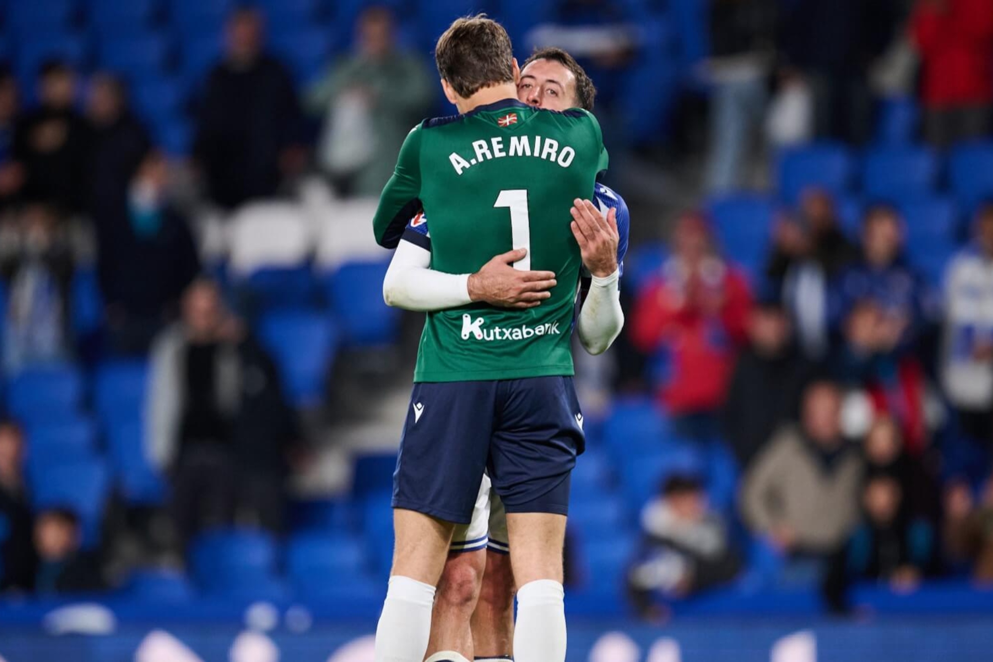 Mikel Oyarzabal y Álex Remiro se abrazan tras un partido de la pasada campaña. LALIGA