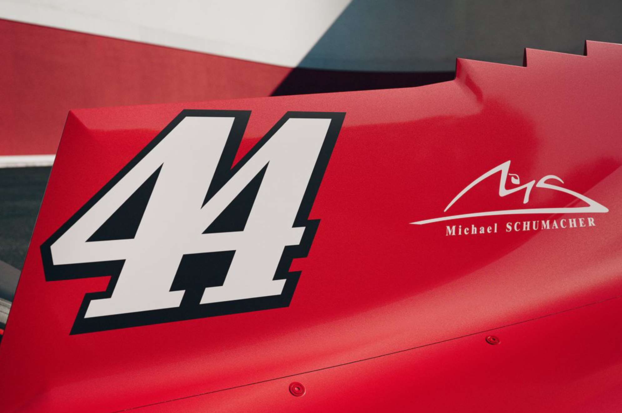 La decoración de Ferrari en Monza. con homenaje a Schumacher y tipografía Marlboro. Scuderia Ferrari