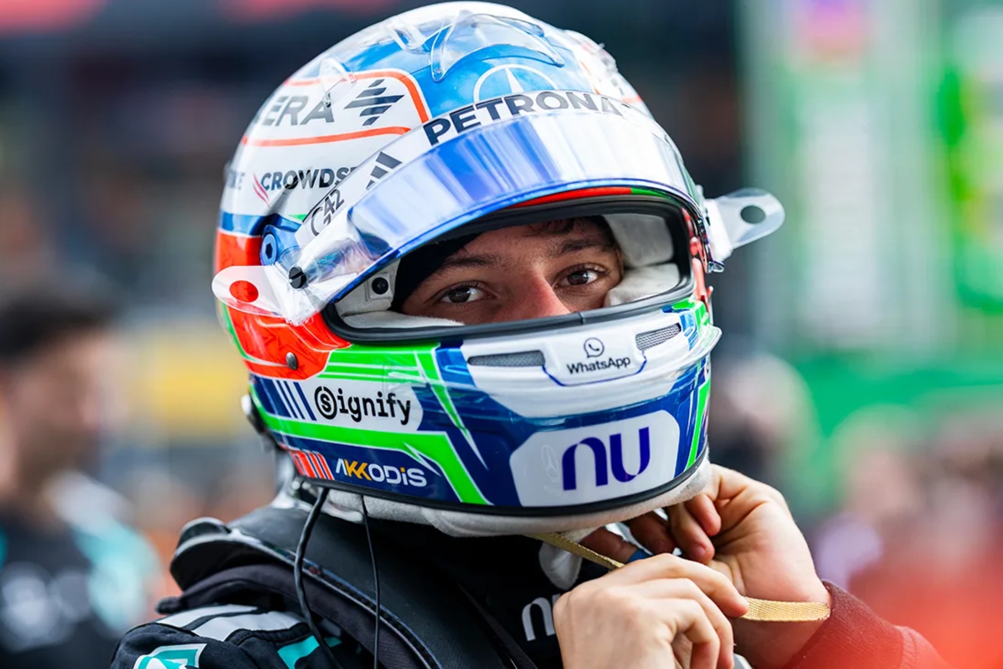 Antonelli se coloca el casco.
