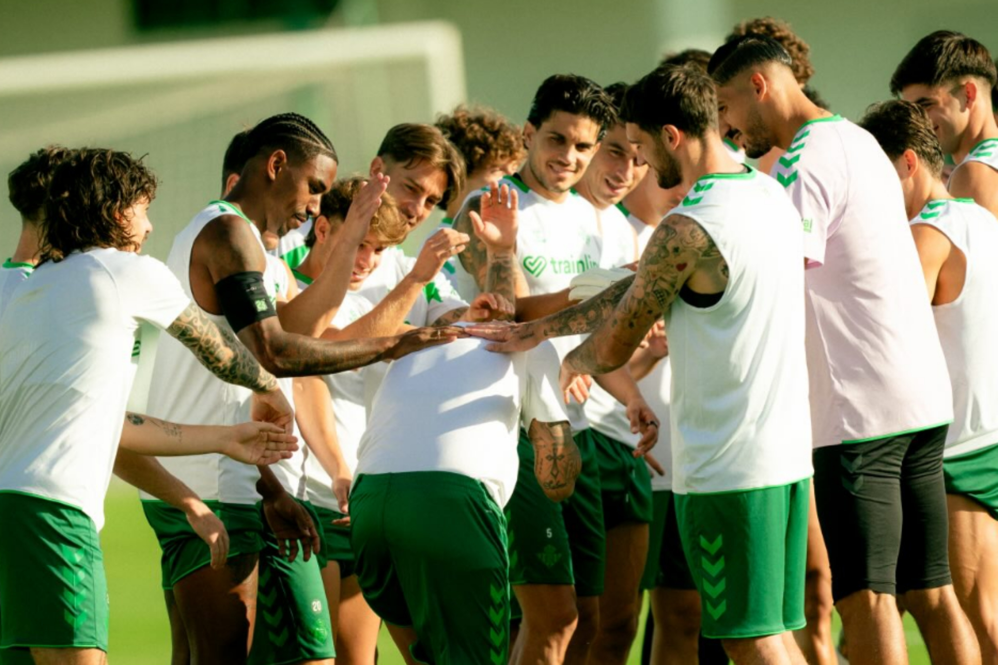 Ceballos, recibido con un pasillo por sus compañeros REAL BETIS