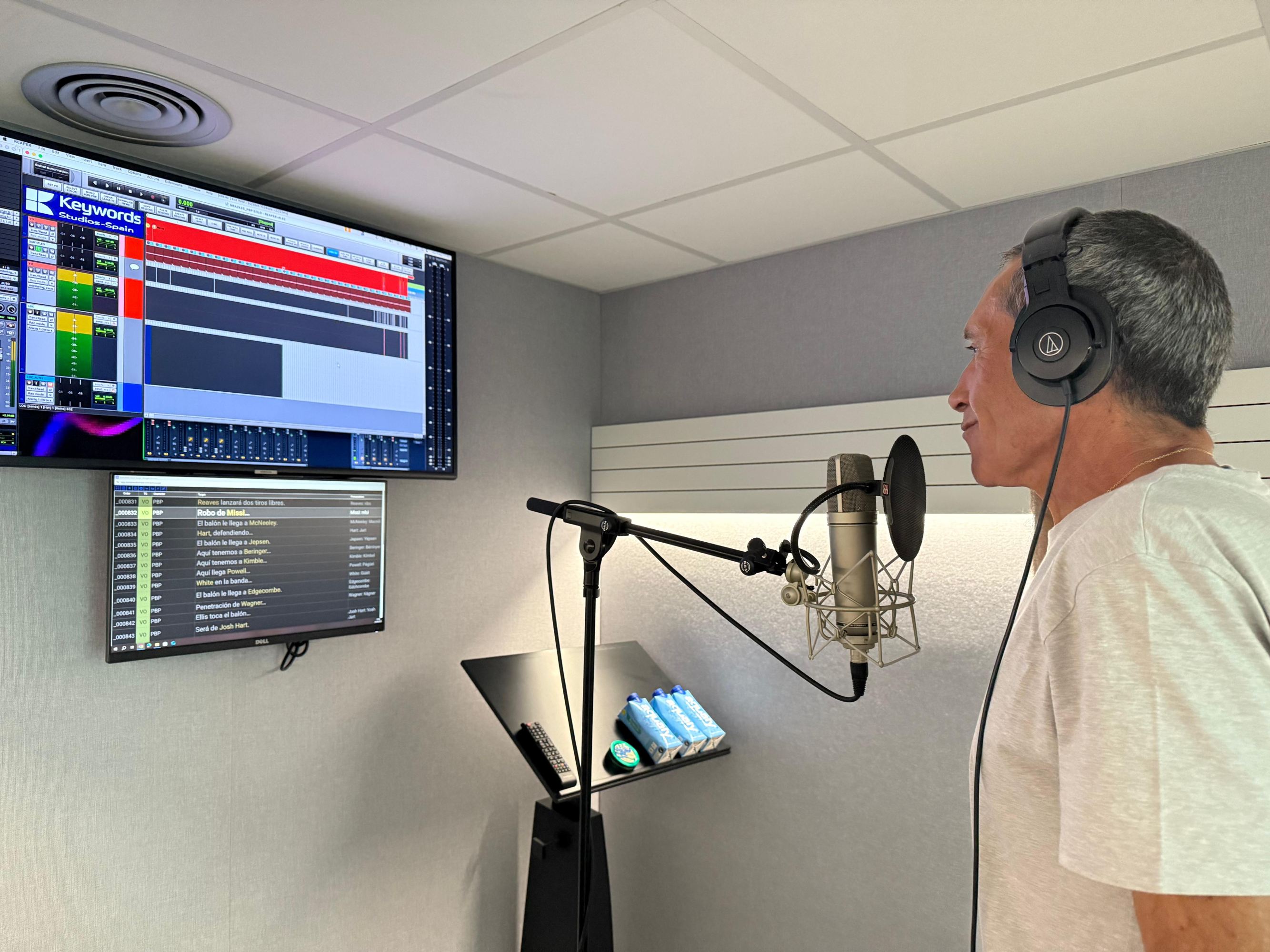 Sixto Miguel Serrano grabando su voz para NBA 2K