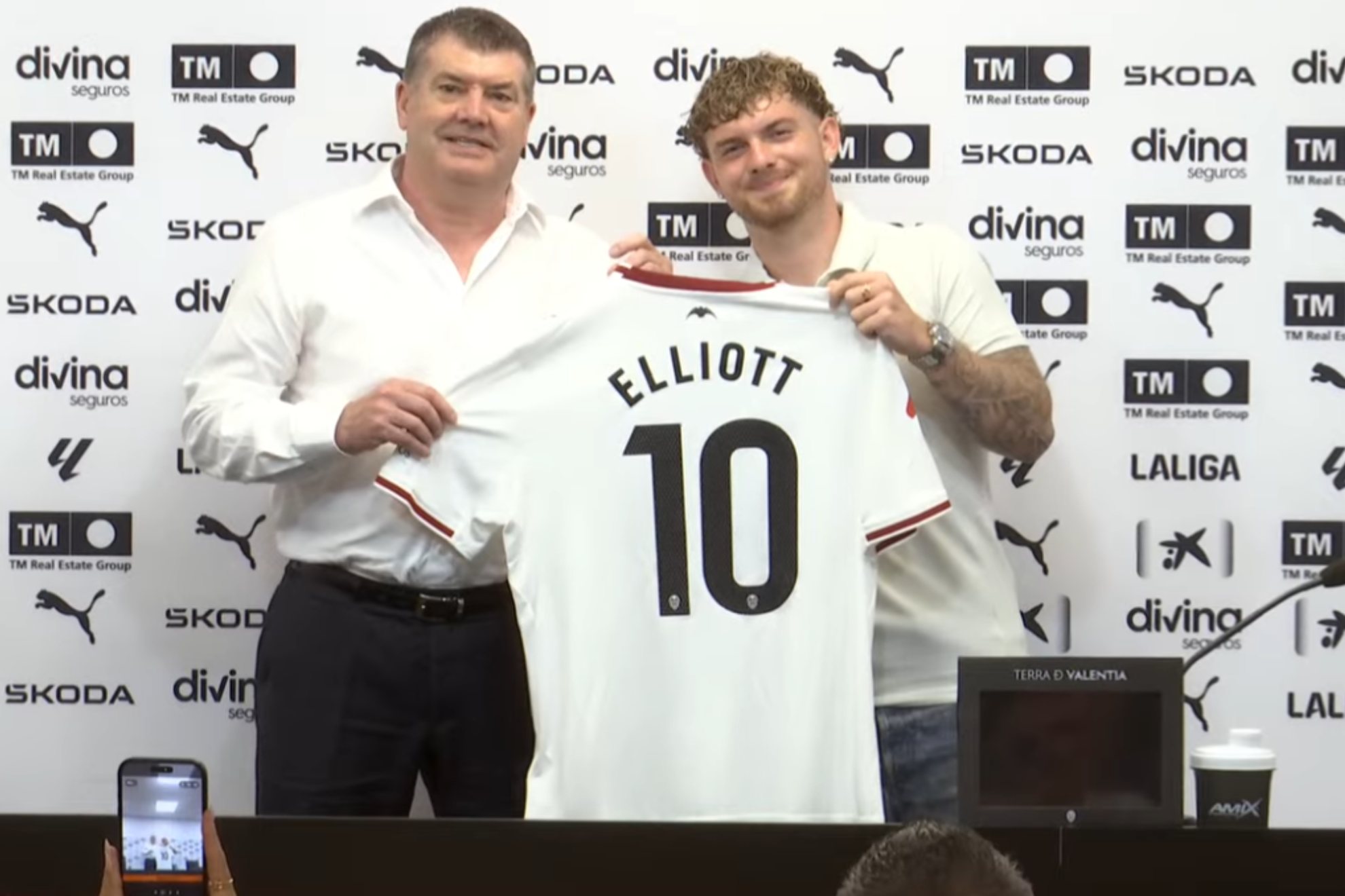 Harvey Elliot, con el CEO de Fútbol, Ron Gourlay. VALENCIA CF