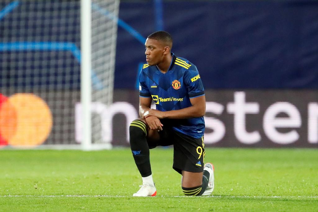 VILLARREAL, 23/11/2021.- El centrocampista francés del Manchester United Anthony Martial, arrodillado entes del partido de Liga de Campeones este martes en el estadio de la Cerámica.- EFE/ Biel Aliño