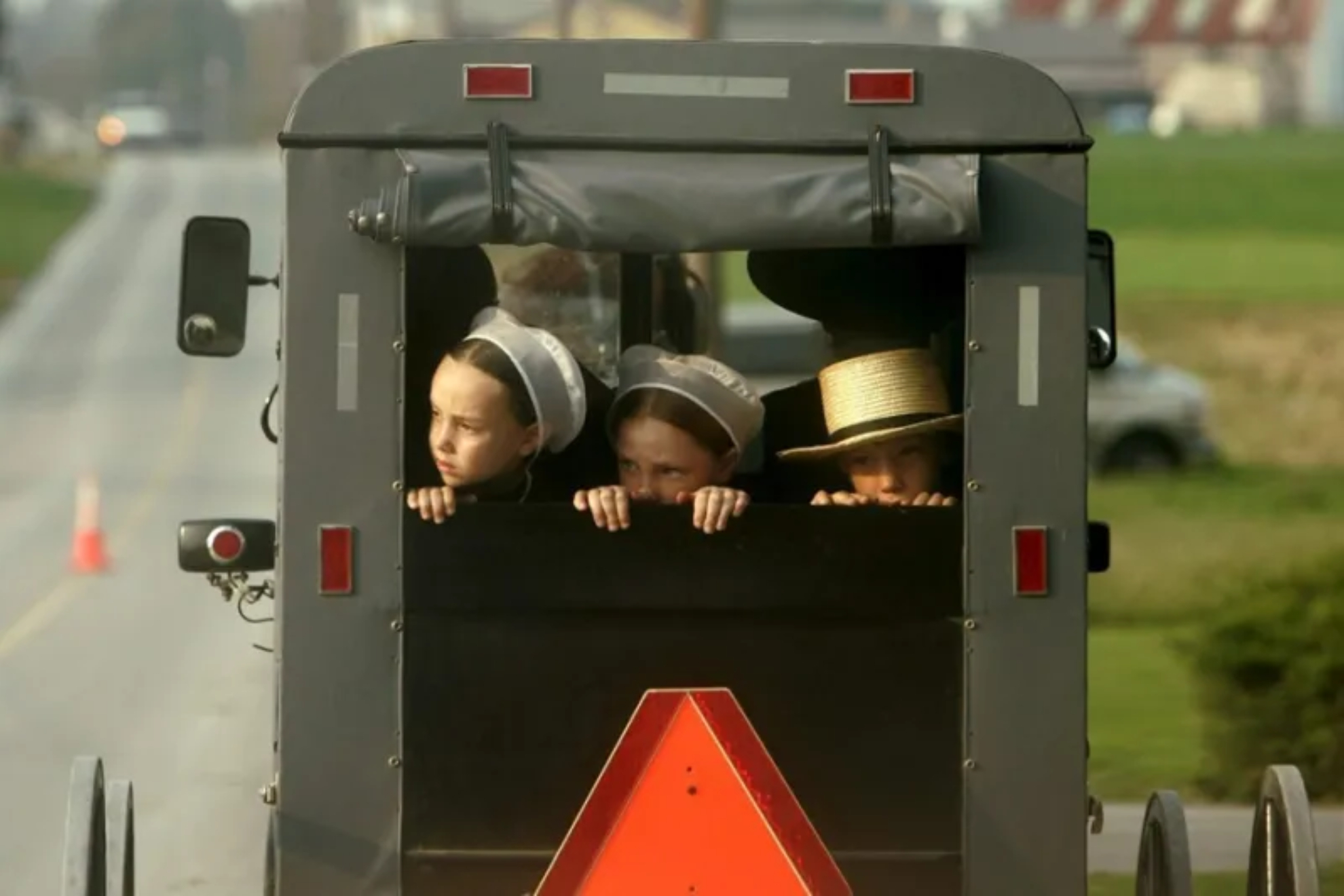Niñas amish marchandose EFE