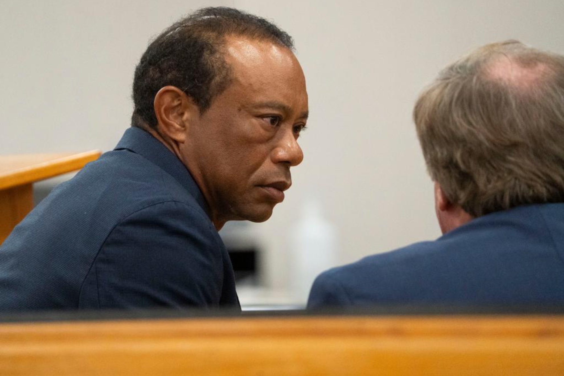 Tiger Woods (50) dialoga con su abogado LAPRESSE