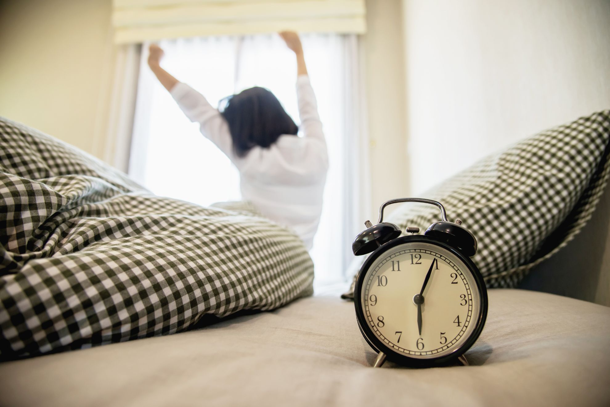 Una persona, despertándose para volver a su rutina.