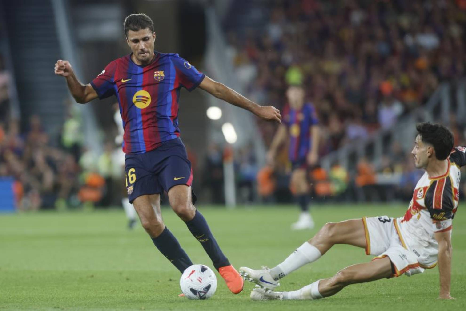 Rodri se lleva el balón en el partido ante el Rayo Vallecano Francesc Adelantado