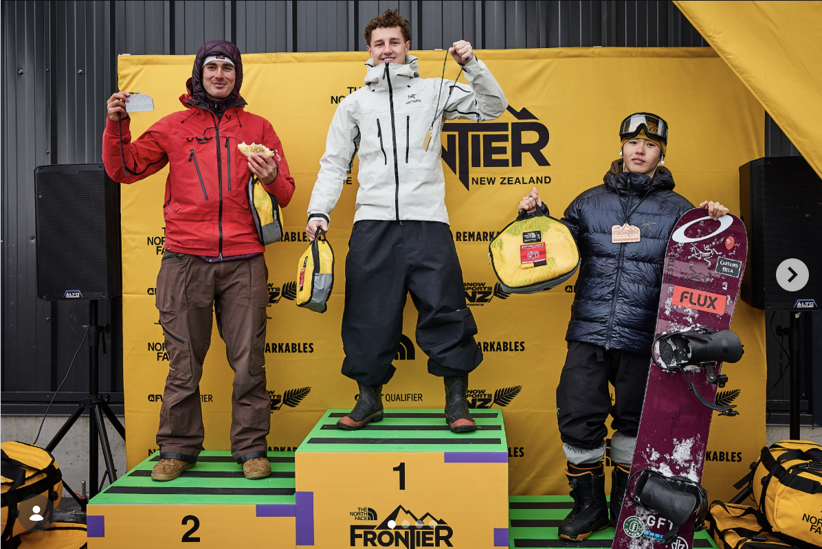 Un pletórico Keani Wilson celebrando el podio en The Remarkables, Shadow Basin. Snow Sports New Zealand. Harry KH