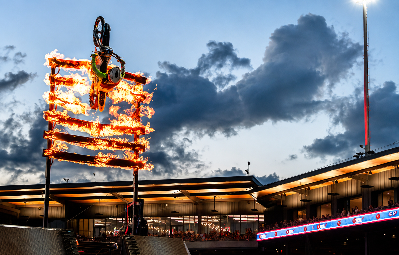 Un experimentado piloto FMX, Adam Jones, hizo las delicias del público con su intrépido backflip contra el "muro de fuego" de Nitro Circus 2.0. Nitro Circus