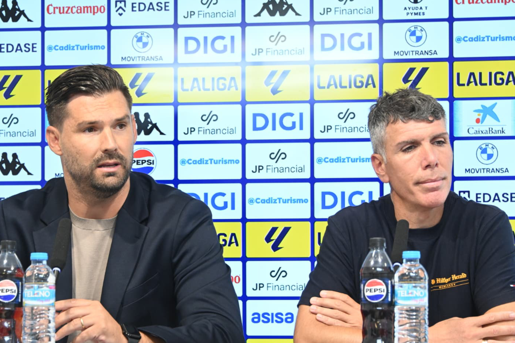 Mario Fuentes y Javier Muiños, en rueda de prensa. CÁDIZ CF