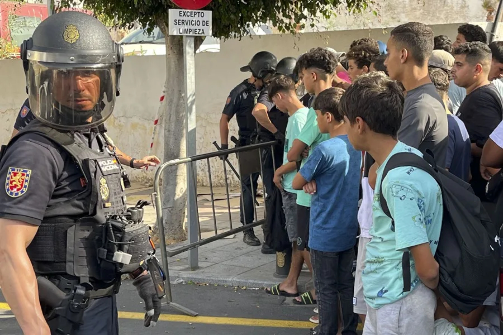 Policias junto los migrantes EFE